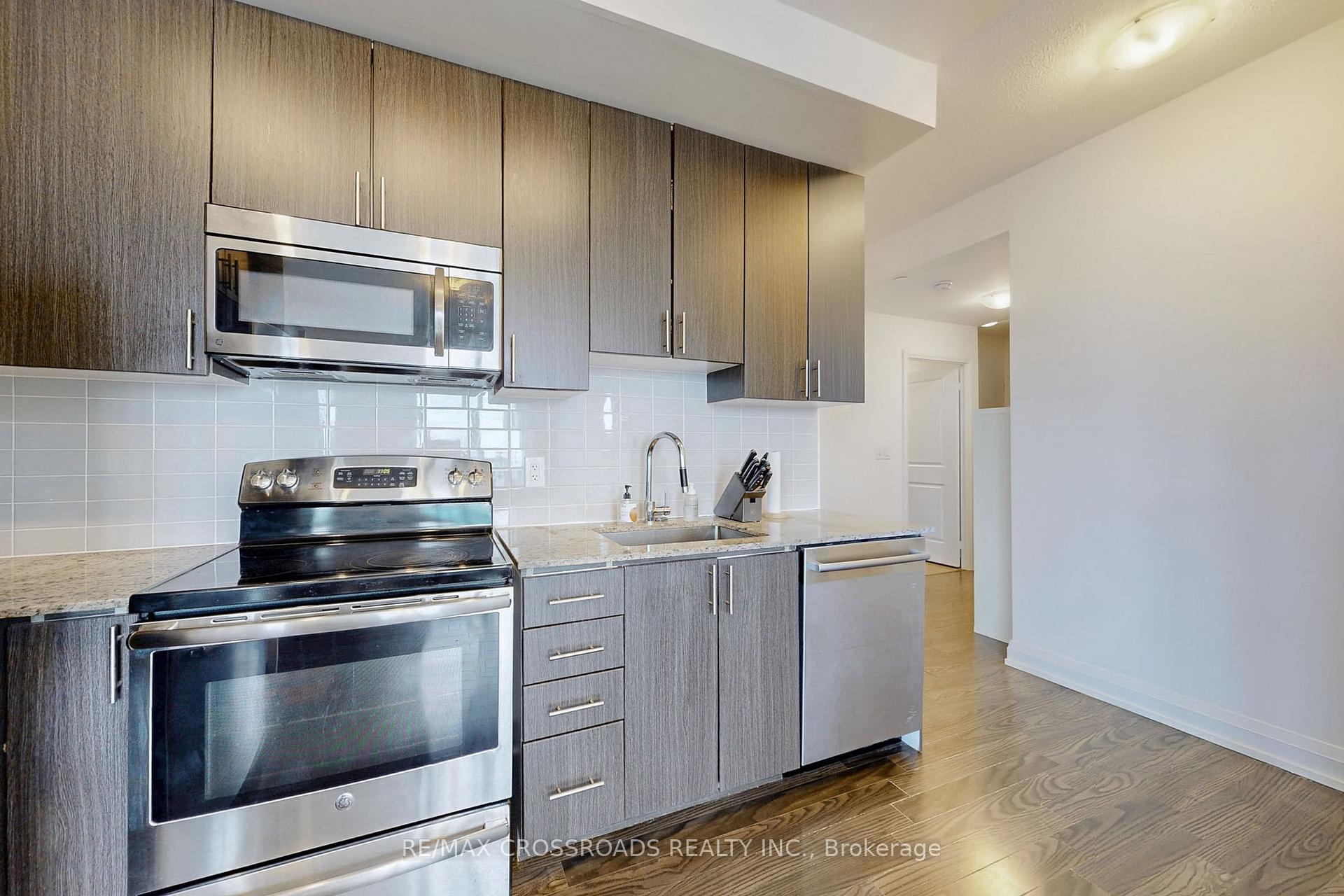 Photo 7 of Unit 2408, 7171 Yonge Street, Markham, Thornhill — HOMEH