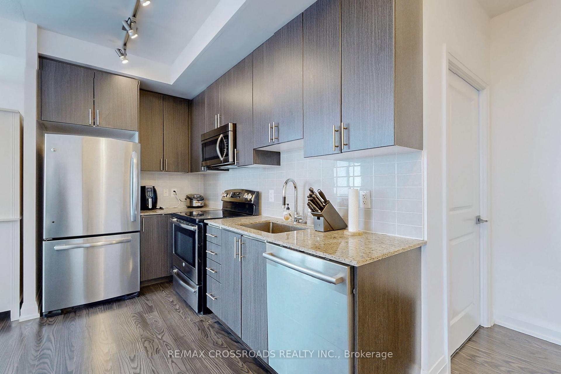 Photo 8 of Unit 2408, 7171 Yonge Street, Markham, Thornhill — HOMEH