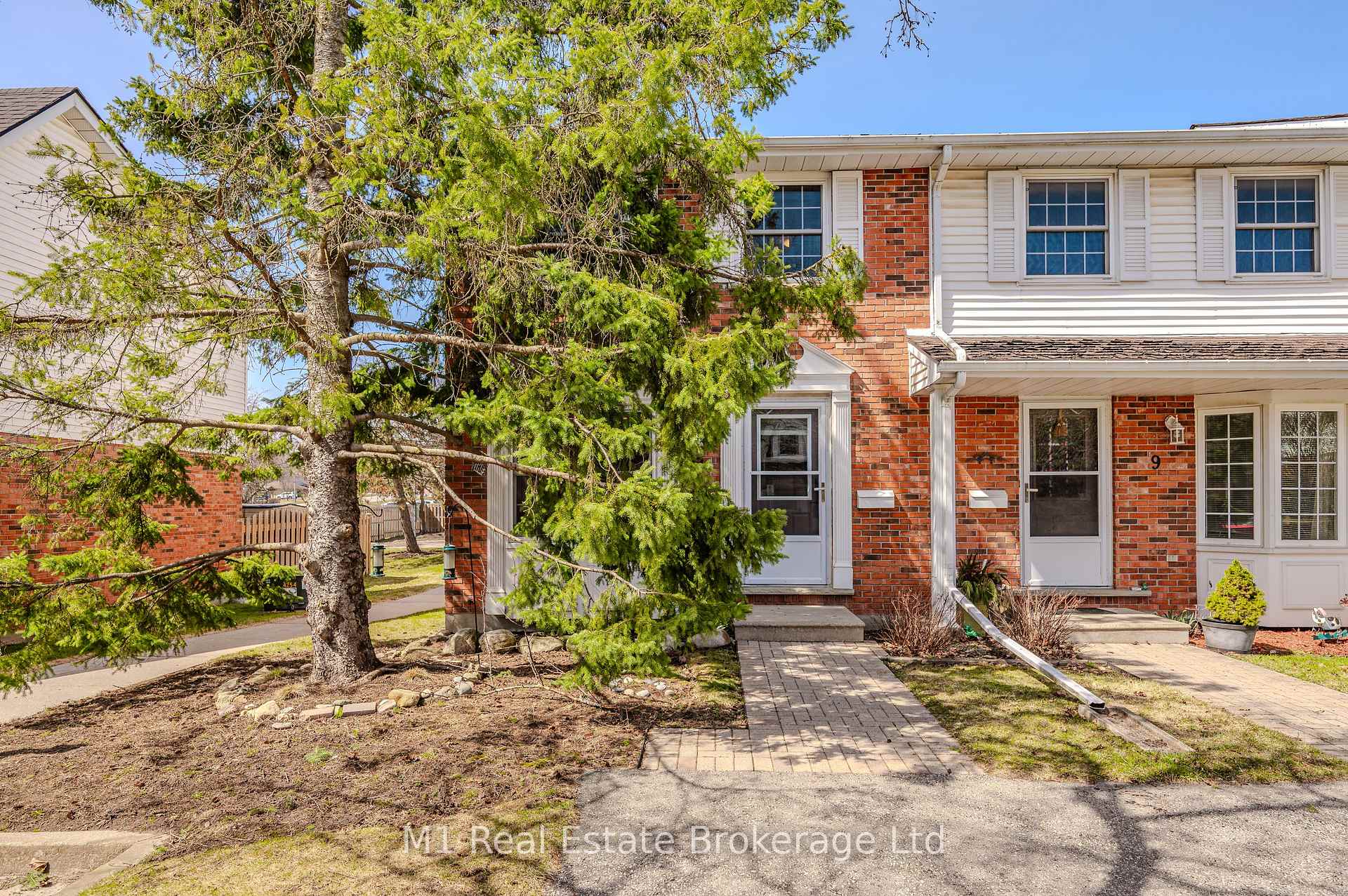 Front of Unit 8, 129 Victoria Road N