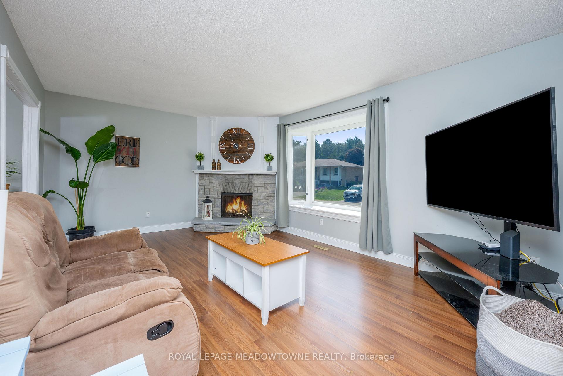 Photo 5 of 22 Douglas Crescent, Erin, Rural Erin — HOMEH