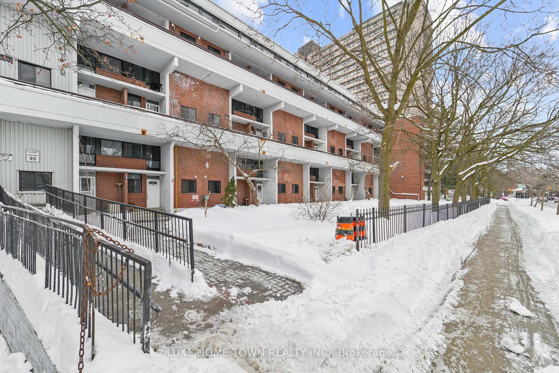 Photo 4 of Unit 121, 95 Leeward Glenway, Toronto, Flemingdon Park — HOMEH