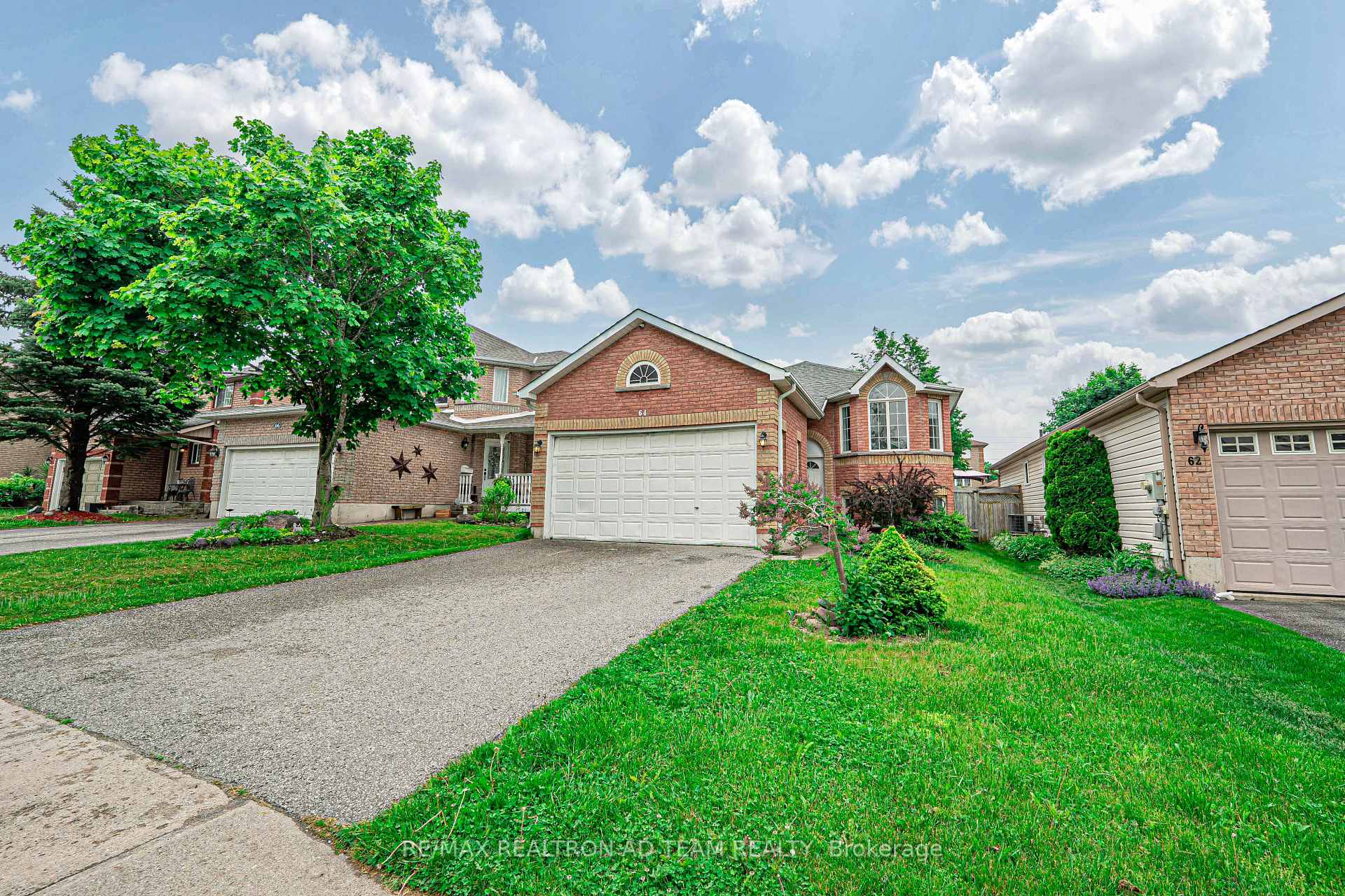 Photo 2 of 64 Snowy Owl Crescent, Barrie, Little Lake — HOMEH