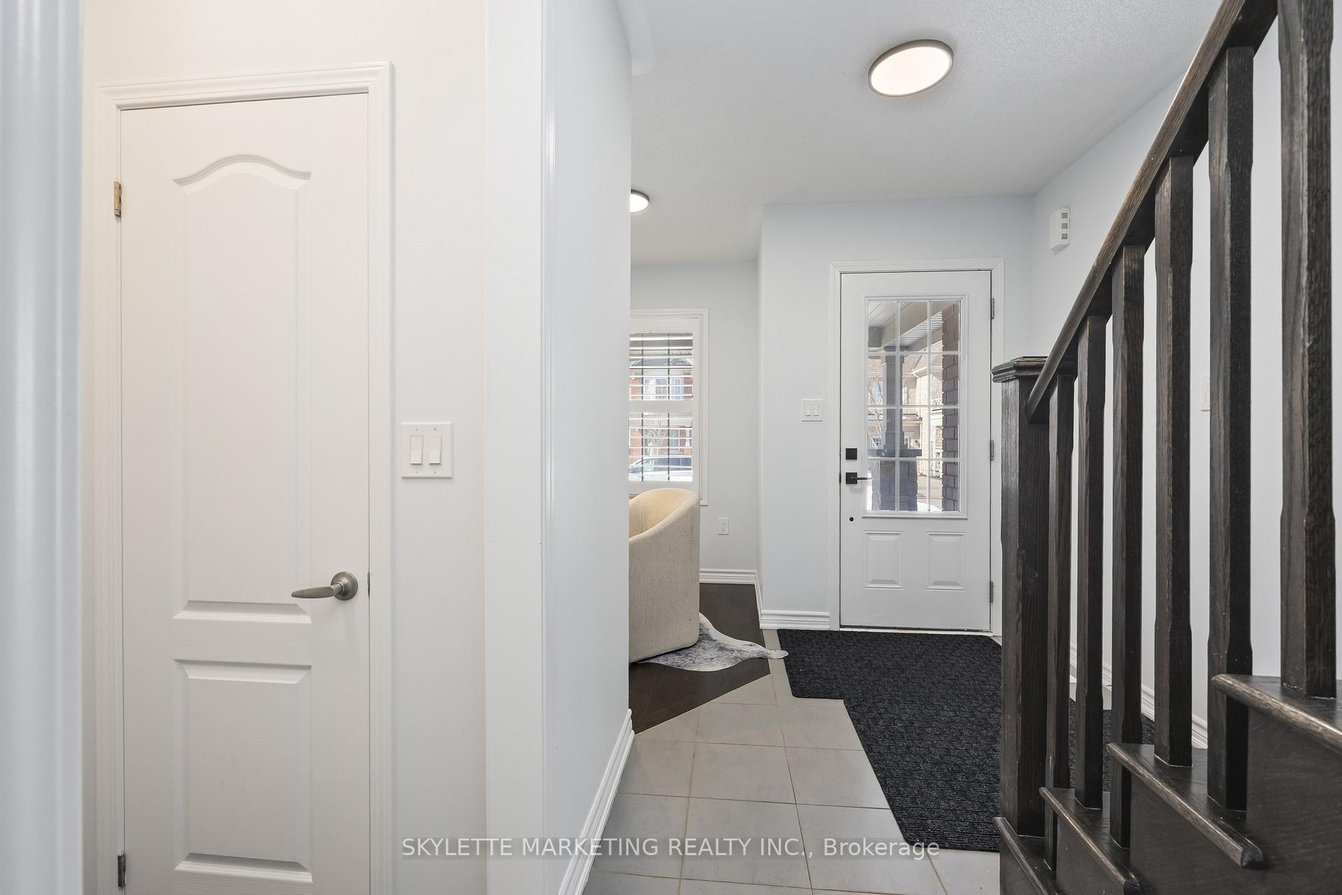 Photo 5 of 216 Payne Crescent, Aurora, Rural Aurora — HOMEH
