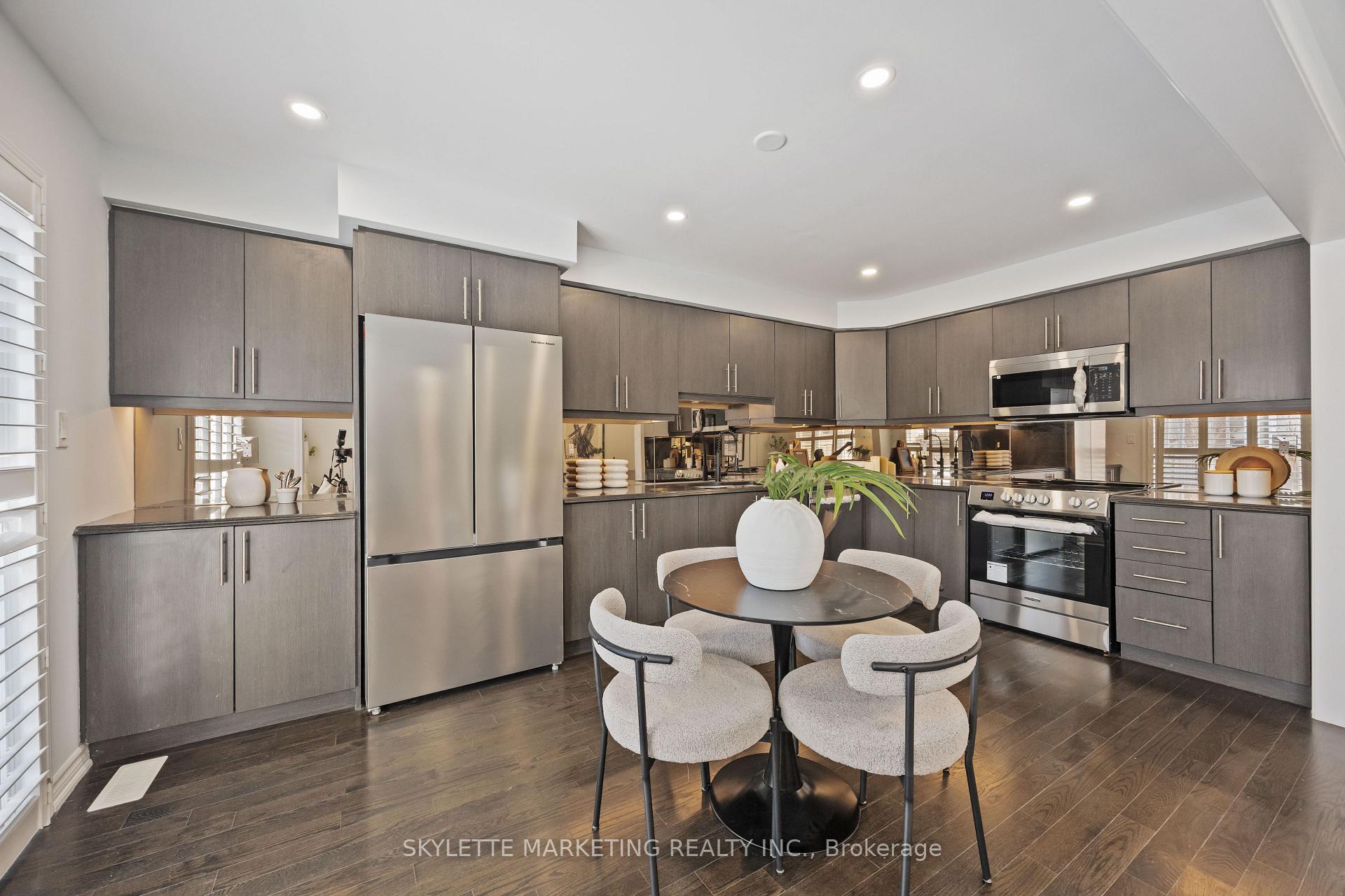 Photo 18 of 216 Payne Crescent, Aurora, Rural Aurora — HOMEH