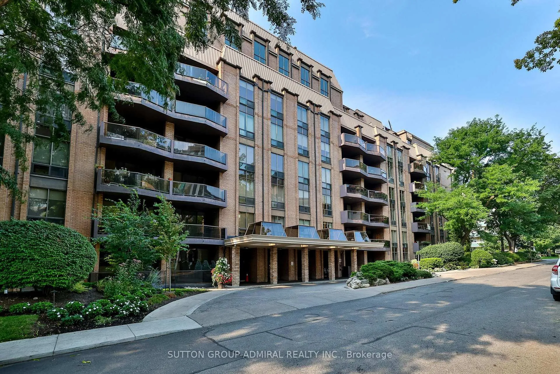 Front of Unit 303, 350 Lonsdale Road