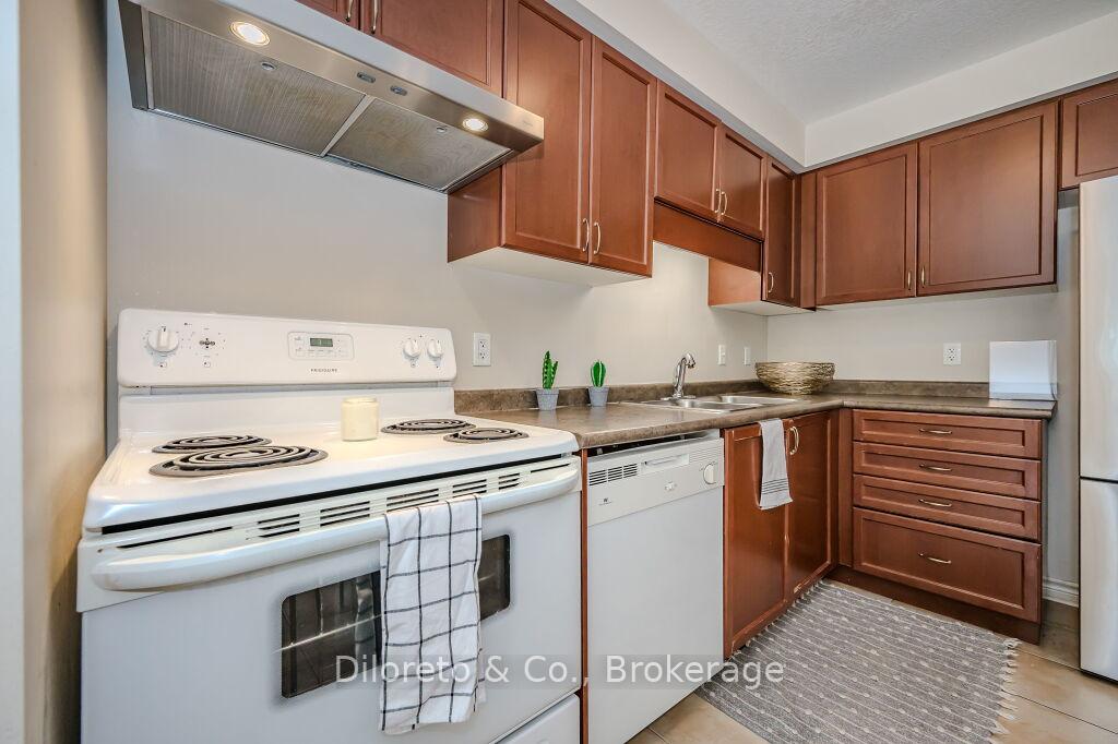 Photo 8 of 28 Waterford Drive, Guelph, Pineridge/Westminster Woods — HOMEH