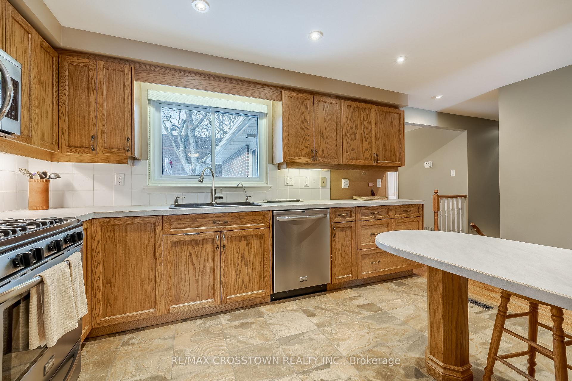 Photo 11 of 74 Devins Drive, Aurora, Aurora Heights — HOMEH