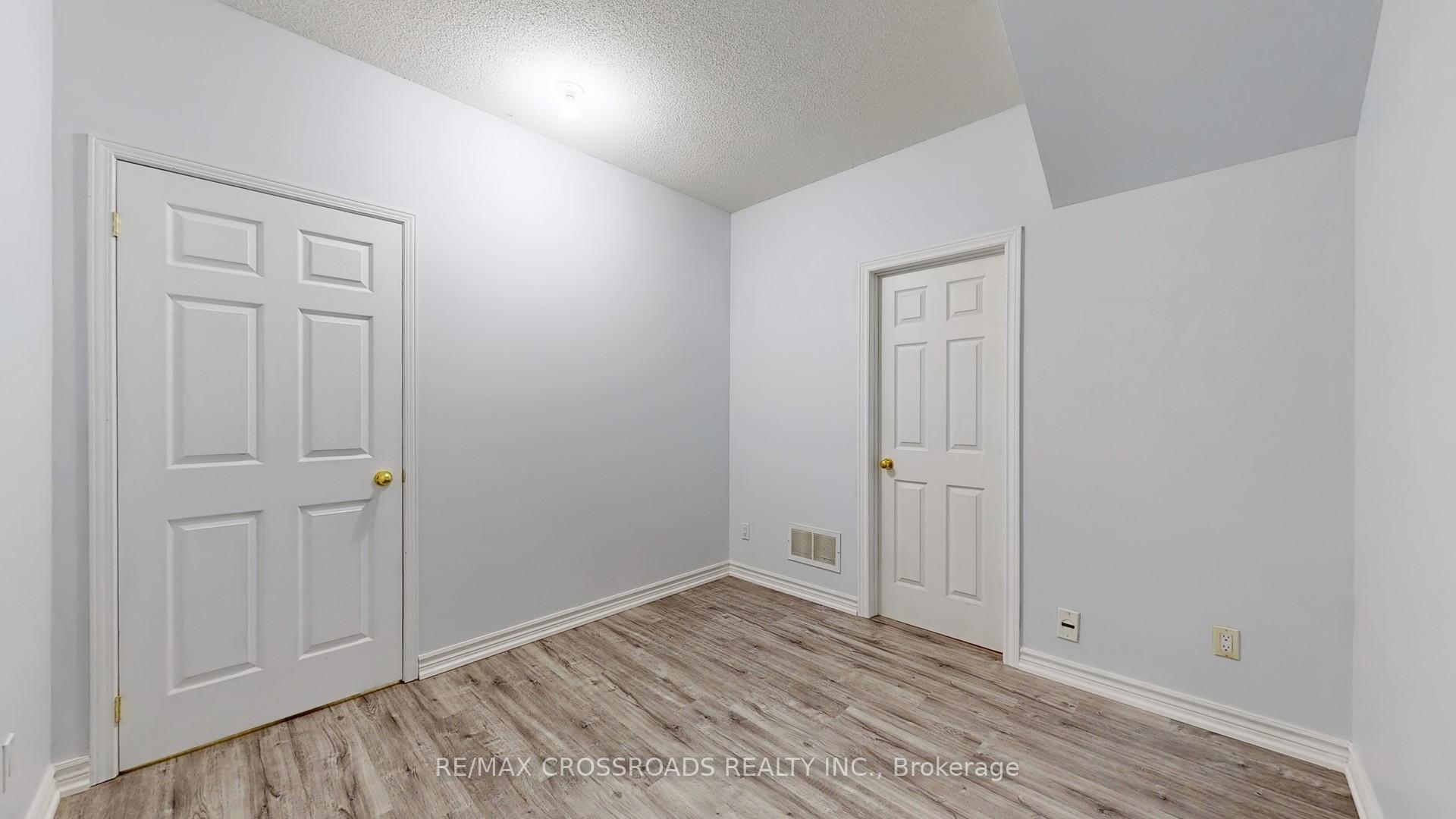 Photo 19 of Unit 9, 2 Cox Boulevard, Markham, Unionville — HOMEH