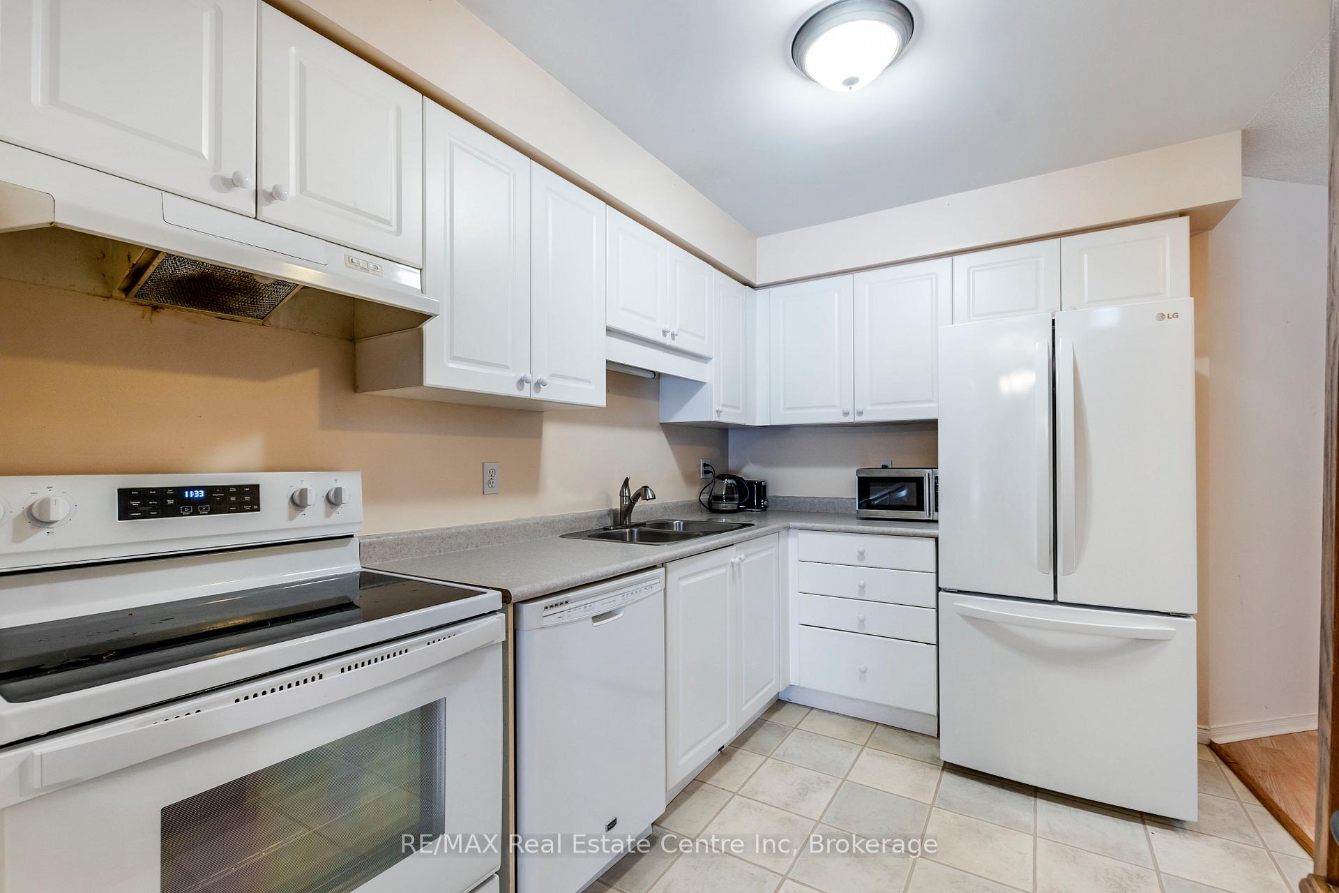 Photo 9 of 61 Roehampton Crescent W, Guelph, Pineridge/Westminster Woods — HOMEH