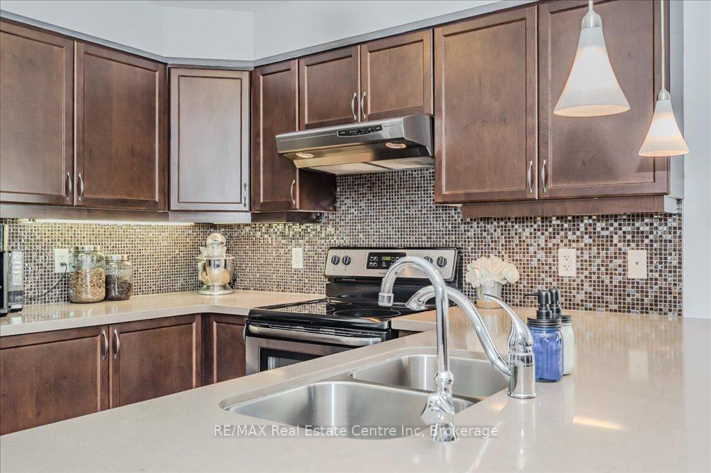 Photo 5 of Unit 16, 100 Frederick Drive, Guelph, Pineridge/Westminster Woods — HOMEH