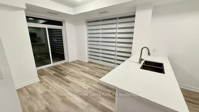 Front of Unit 1009, 470 Dundas Street E