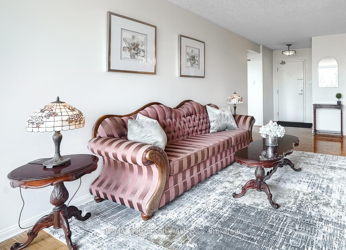 Photo 4 of Unit 407, 3000 Bathurst Street, Toronto, Englemount-Lawrence — HOMEH