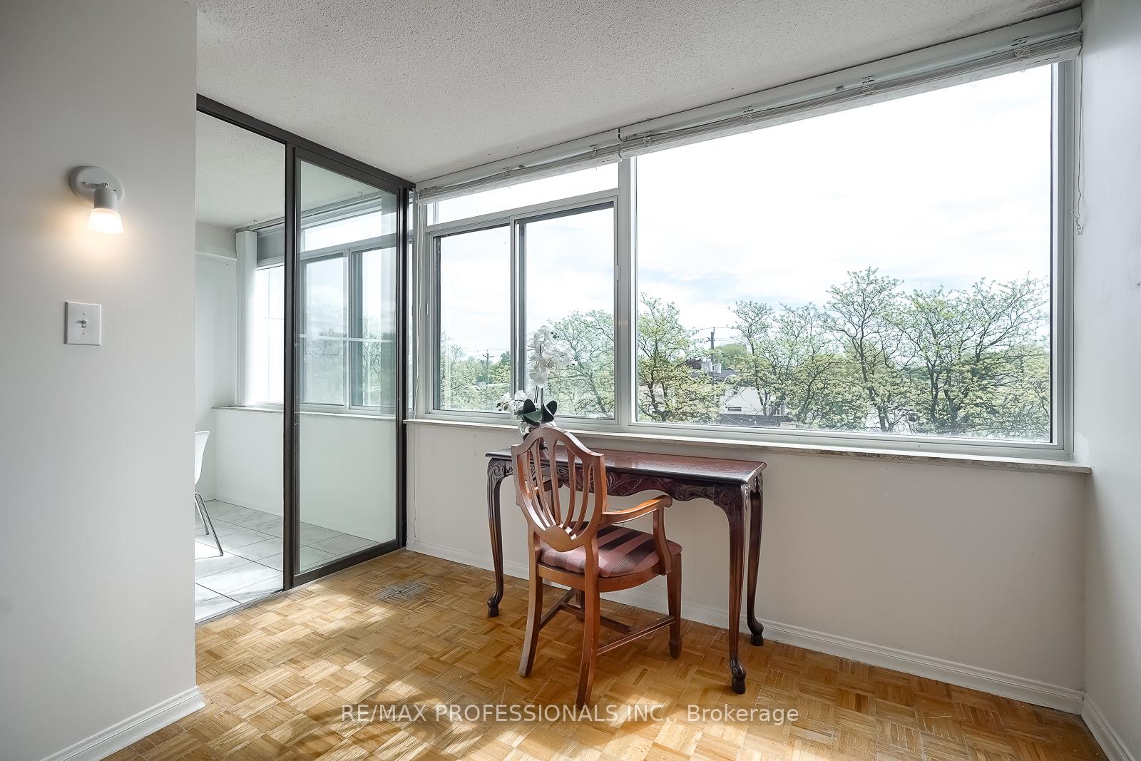 Photo 5 of Unit 407, 3000 Bathurst Street, Toronto, Englemount-Lawrence — HOMEH