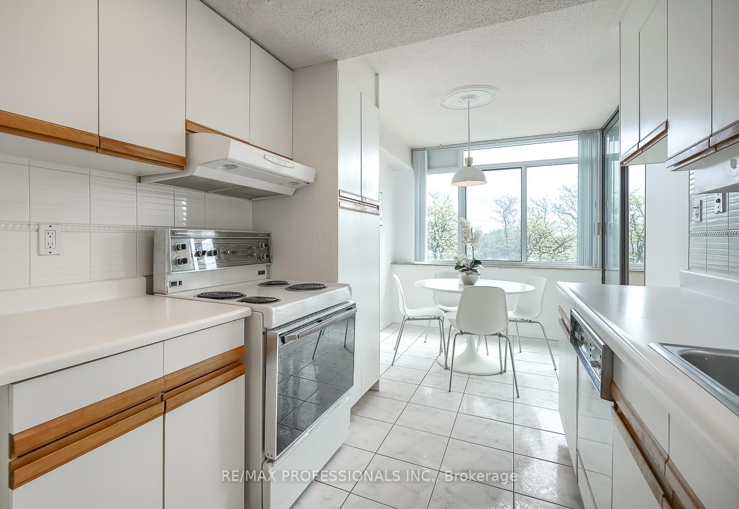 Photo 8 of Unit 407, 3000 Bathurst Street, Toronto, Englemount-Lawrence — HOMEH