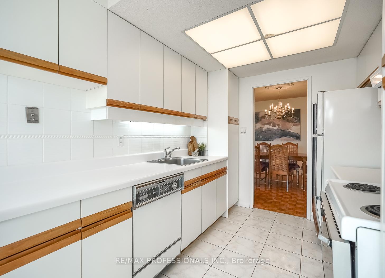 Photo 9 of Unit 407, 3000 Bathurst Street, Toronto, Englemount-Lawrence — HOMEH
