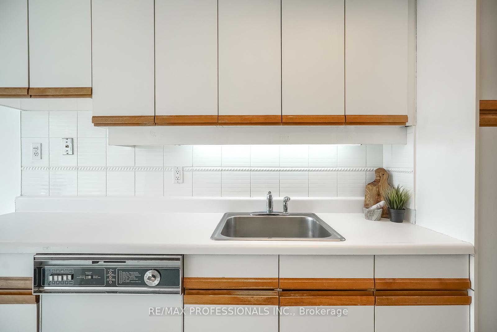 Photo 10 of Unit 407, 3000 Bathurst Street, Toronto, Englemount-Lawrence — HOMEH