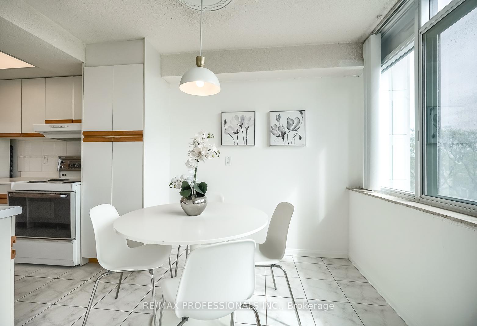 Photo 12 of Unit 407, 3000 Bathurst Street, Toronto, Englemount-Lawrence — HOMEH
