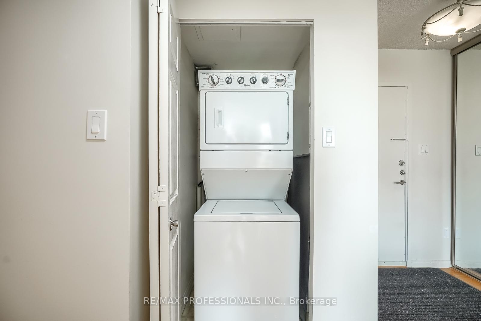 Photo 15 of Unit 407, 3000 Bathurst Street, Toronto, Englemount-Lawrence — HOMEH