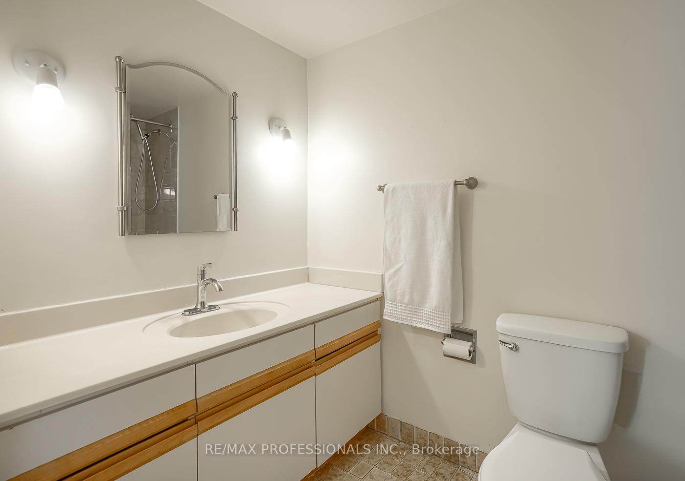 Photo 16 of Unit 407, 3000 Bathurst Street, Toronto, Englemount-Lawrence — HOMEH