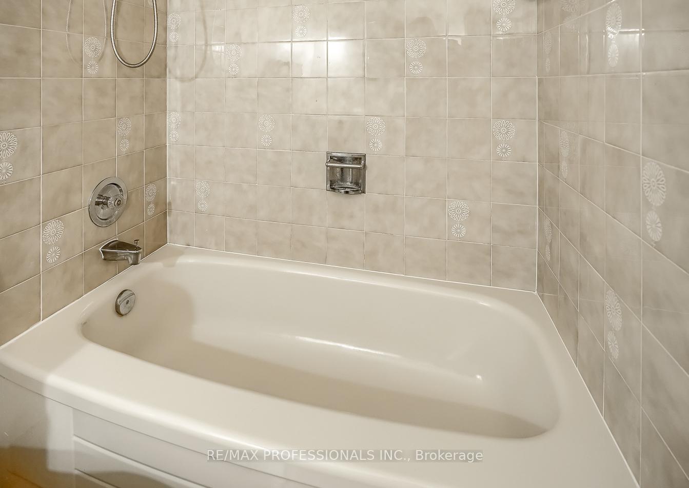 Photo 17 of Unit 407, 3000 Bathurst Street, Toronto, Englemount-Lawrence — HOMEH