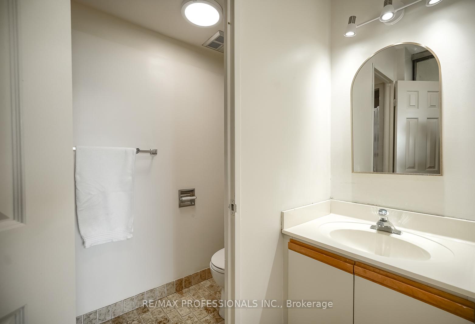 Photo 21 of Unit 407, 3000 Bathurst Street, Toronto, Englemount-Lawrence — HOMEH