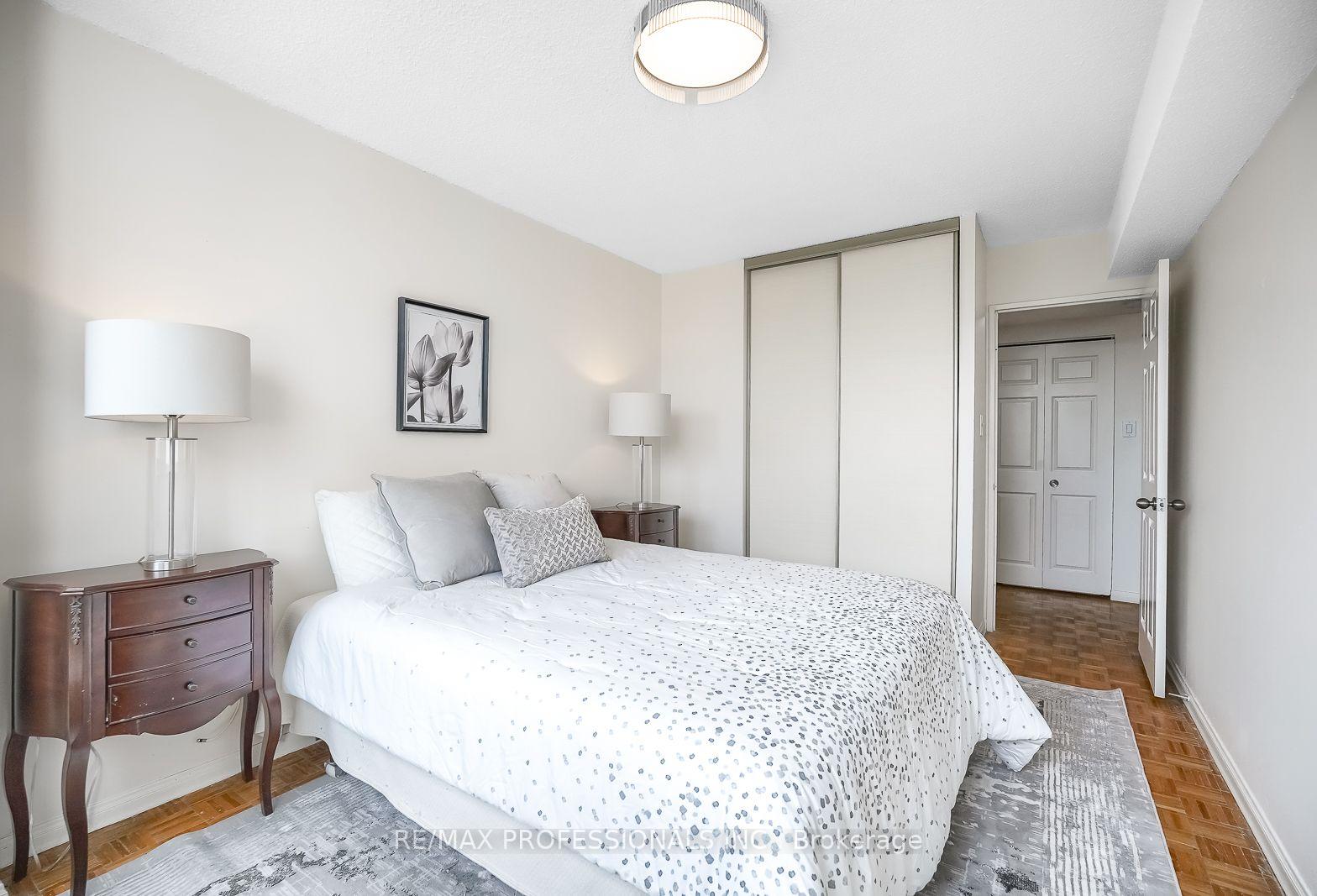 Photo 23 of Unit 407, 3000 Bathurst Street, Toronto, Englemount-Lawrence — HOMEH