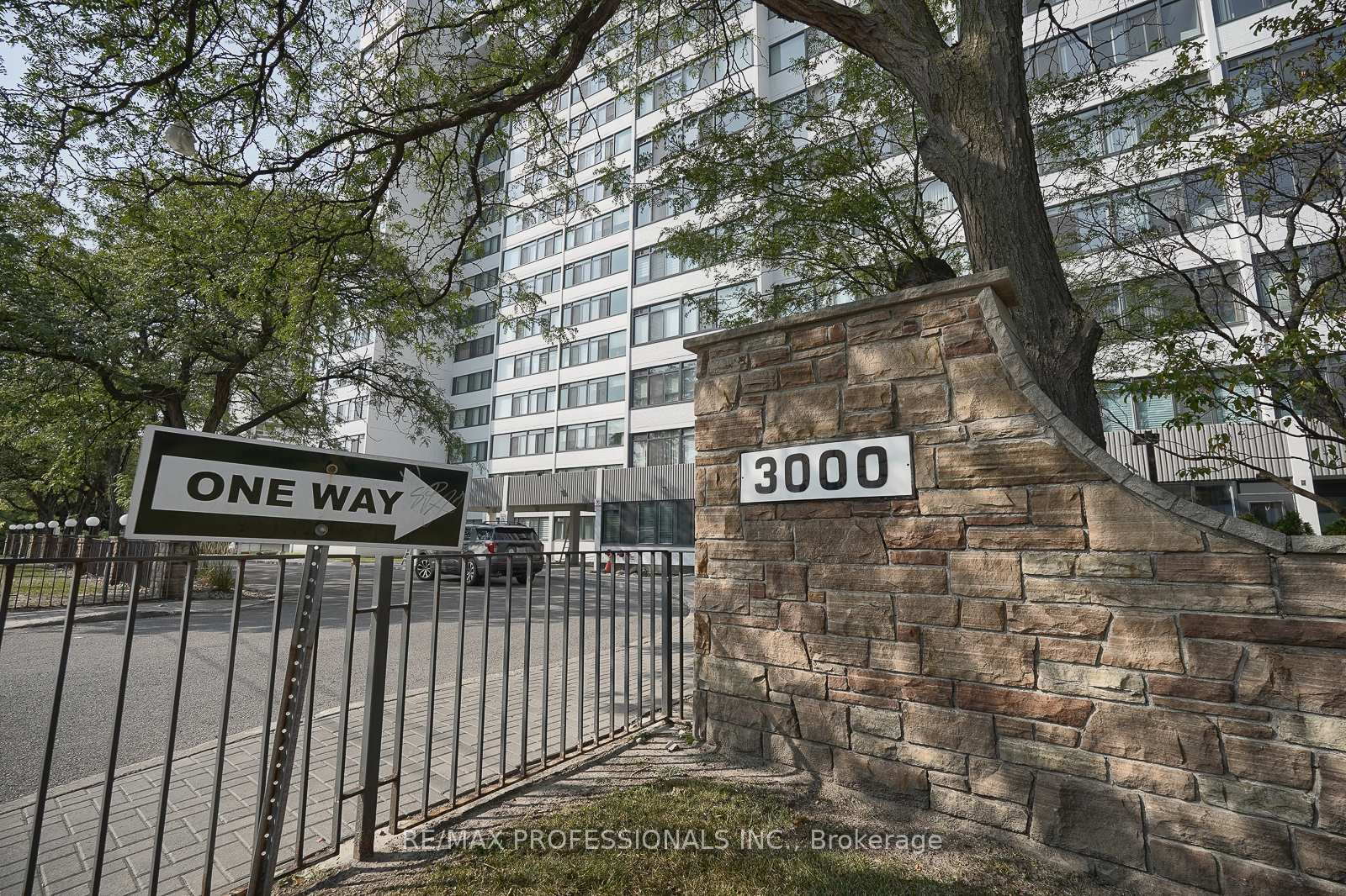 Photo 27 of Unit 407, 3000 Bathurst Street, Toronto, Englemount-Lawrence — HOMEH
