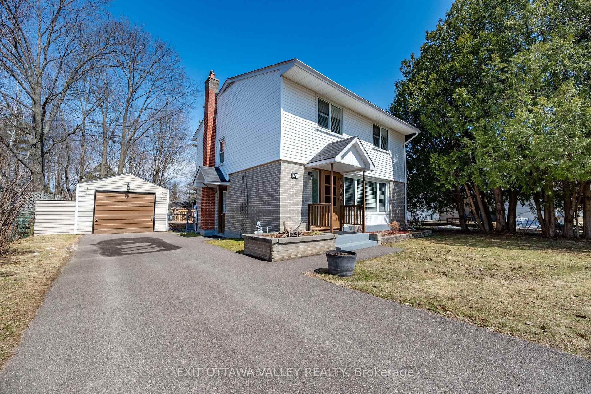 Photo 2 of 26 Frontenac Crescent, Deep River — HOMEH