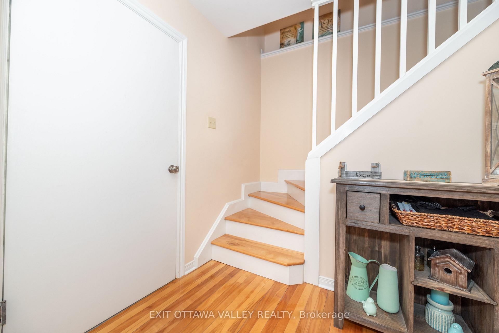 Photo 3 of 26 Frontenac Crescent, Deep River — HOMEH