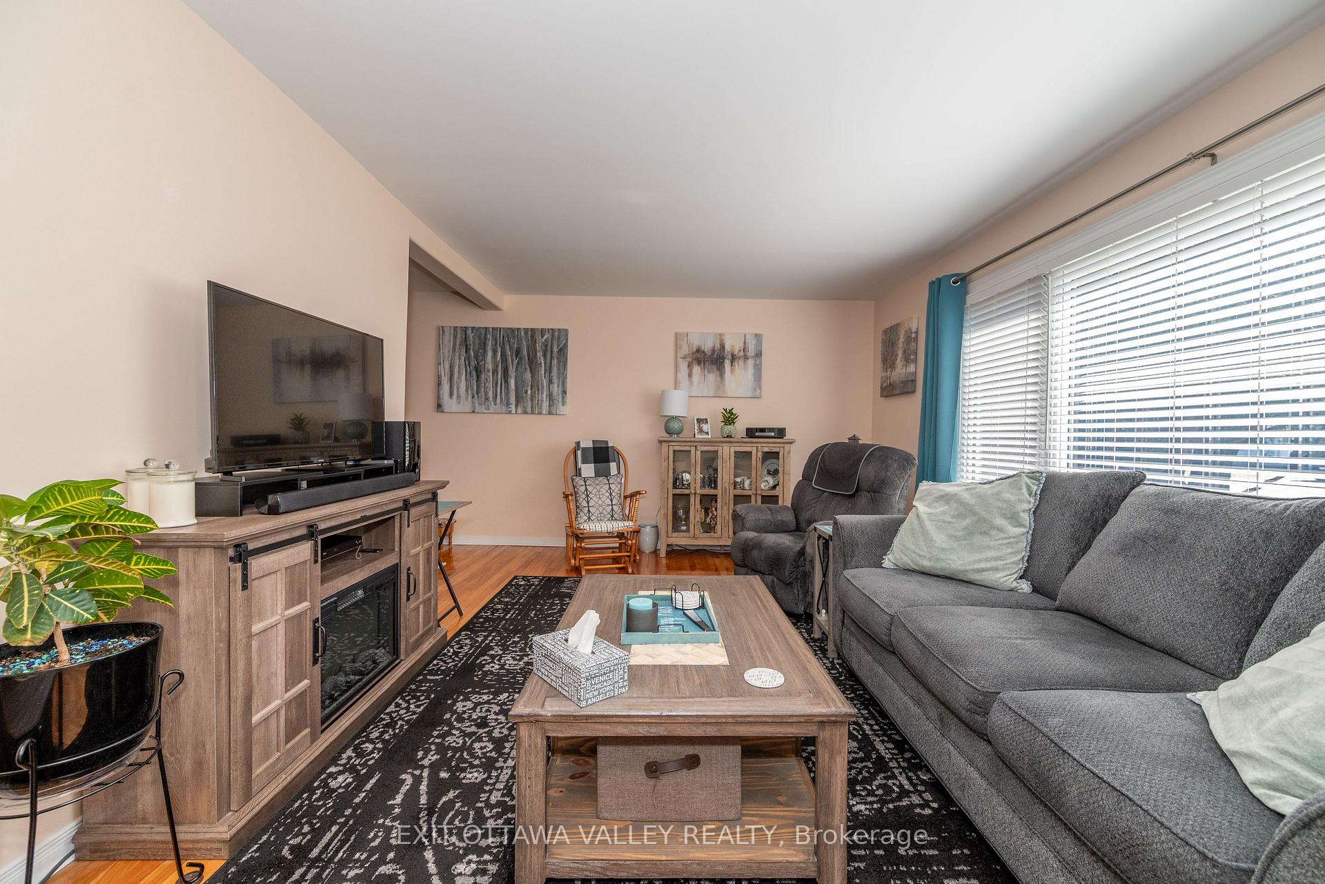 Photo 4 of 26 Frontenac Crescent, Deep River — HOMEH