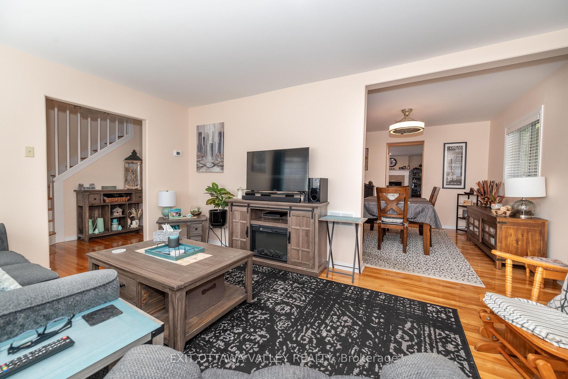Photo 5 of 26 Frontenac Crescent, Deep River — HOMEH