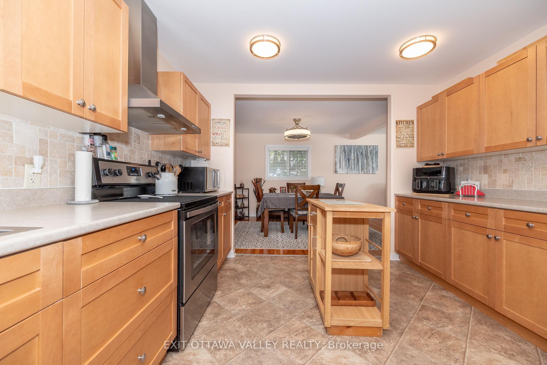Photo 7 of 26 Frontenac Crescent, Deep River — HOMEH