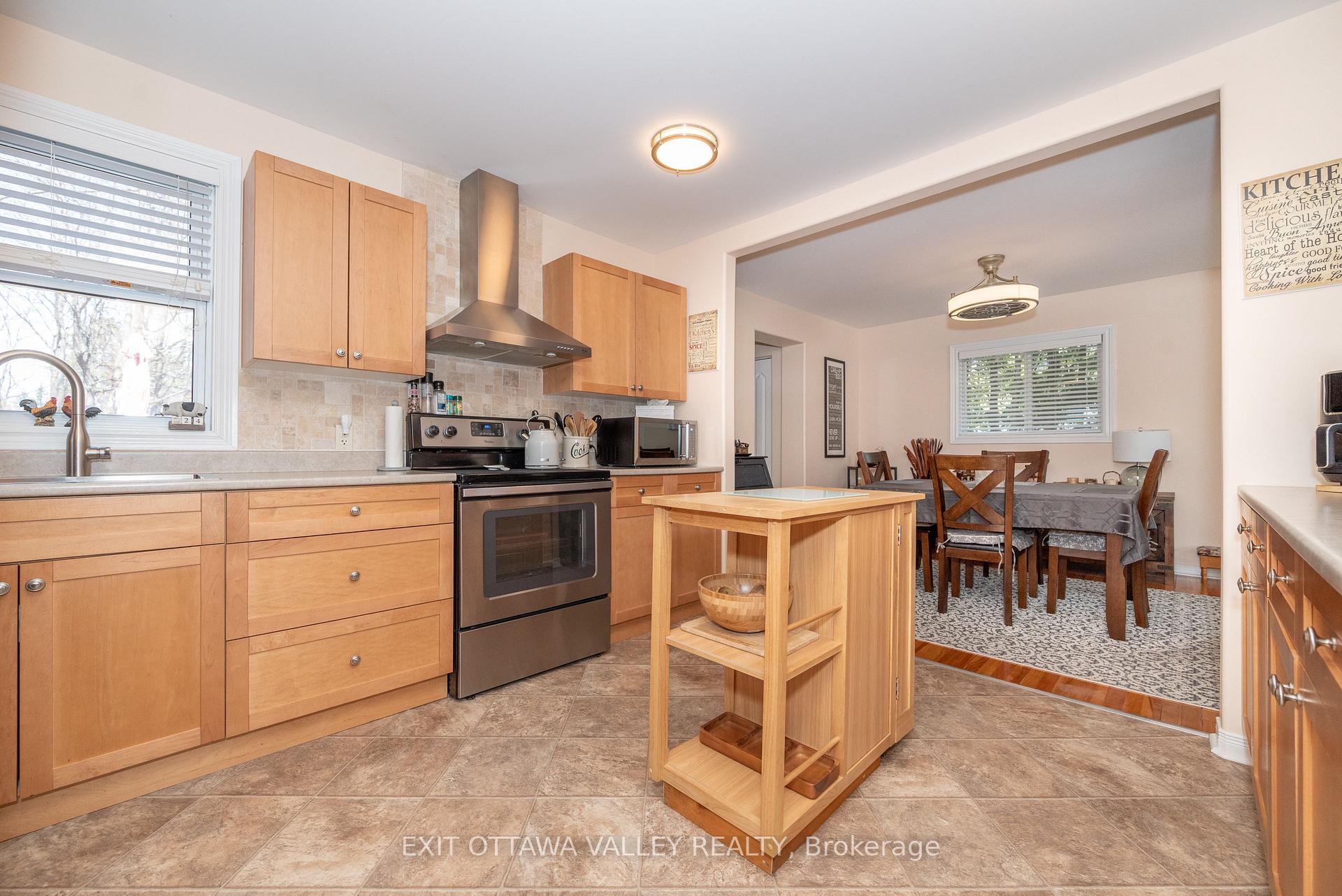 Photo 8 of 26 Frontenac Crescent, Deep River — HOMEH