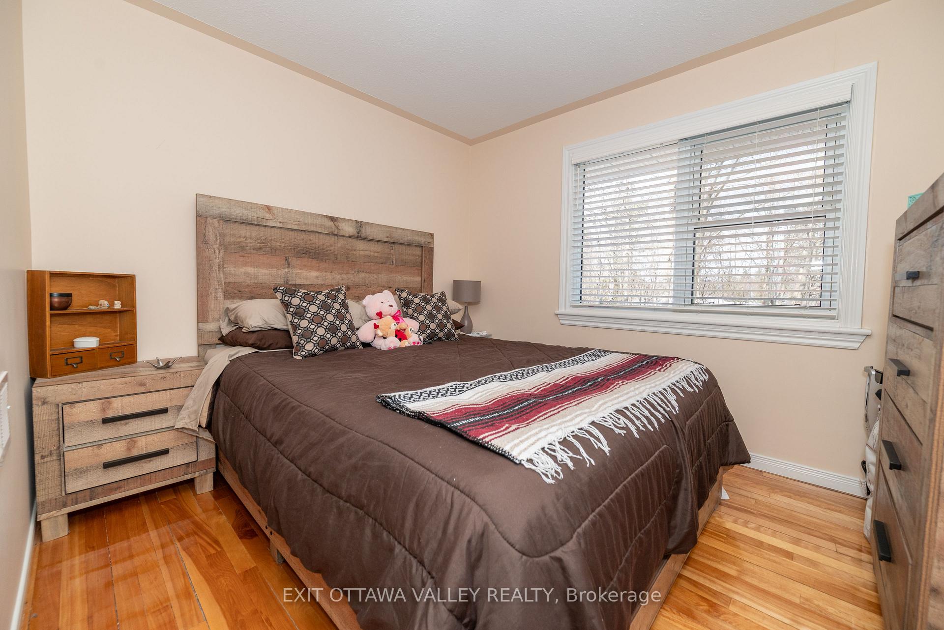 Photo 12 of 26 Frontenac Crescent, Deep River — HOMEH