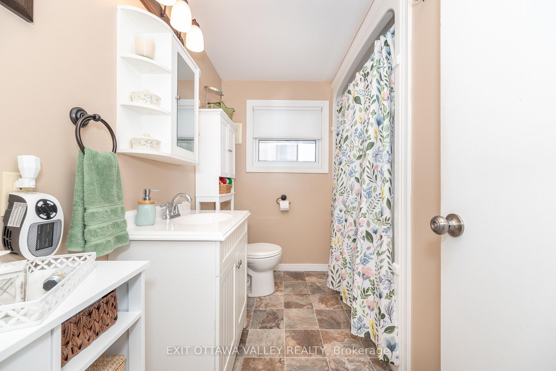 Photo 15 of 26 Frontenac Crescent, Deep River — HOMEH