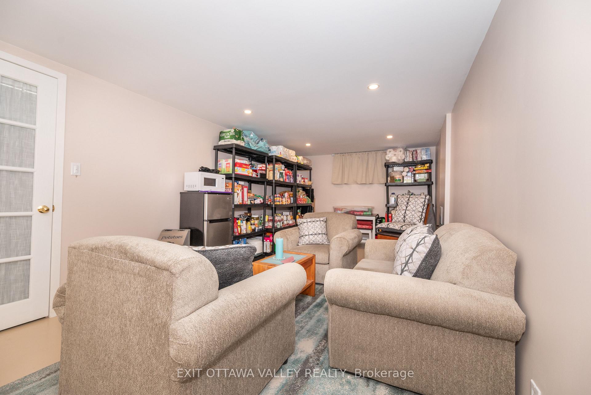 Photo 16 of 26 Frontenac Crescent, Deep River — HOMEH