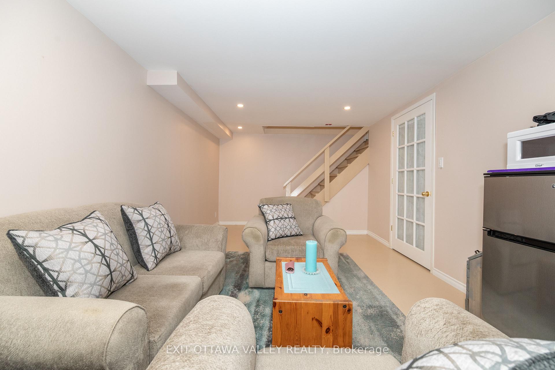 Photo 17 of 26 Frontenac Crescent, Deep River — HOMEH