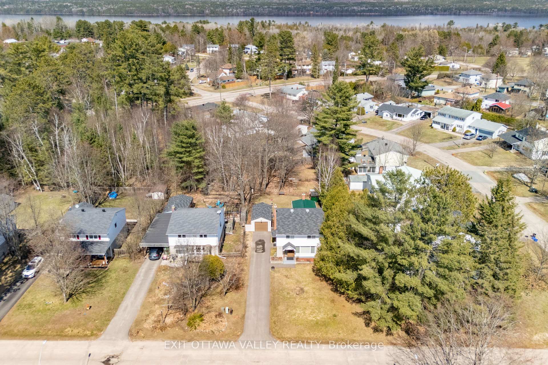 Photo 20 of 26 Frontenac Crescent, Deep River — HOMEH
