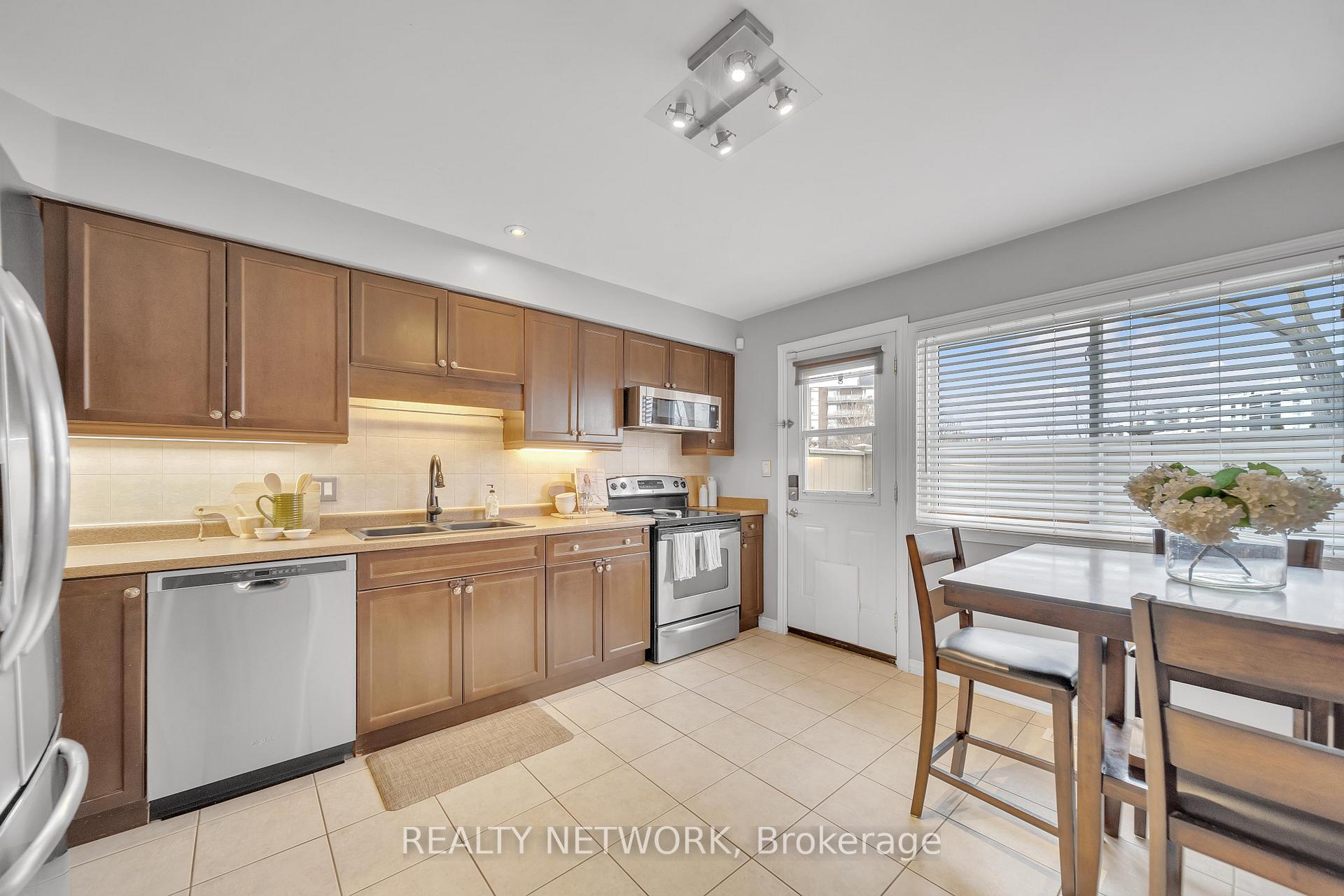 Photo 12 of 31 Woodman Drive S, Hamilton, Corman — HOMEH