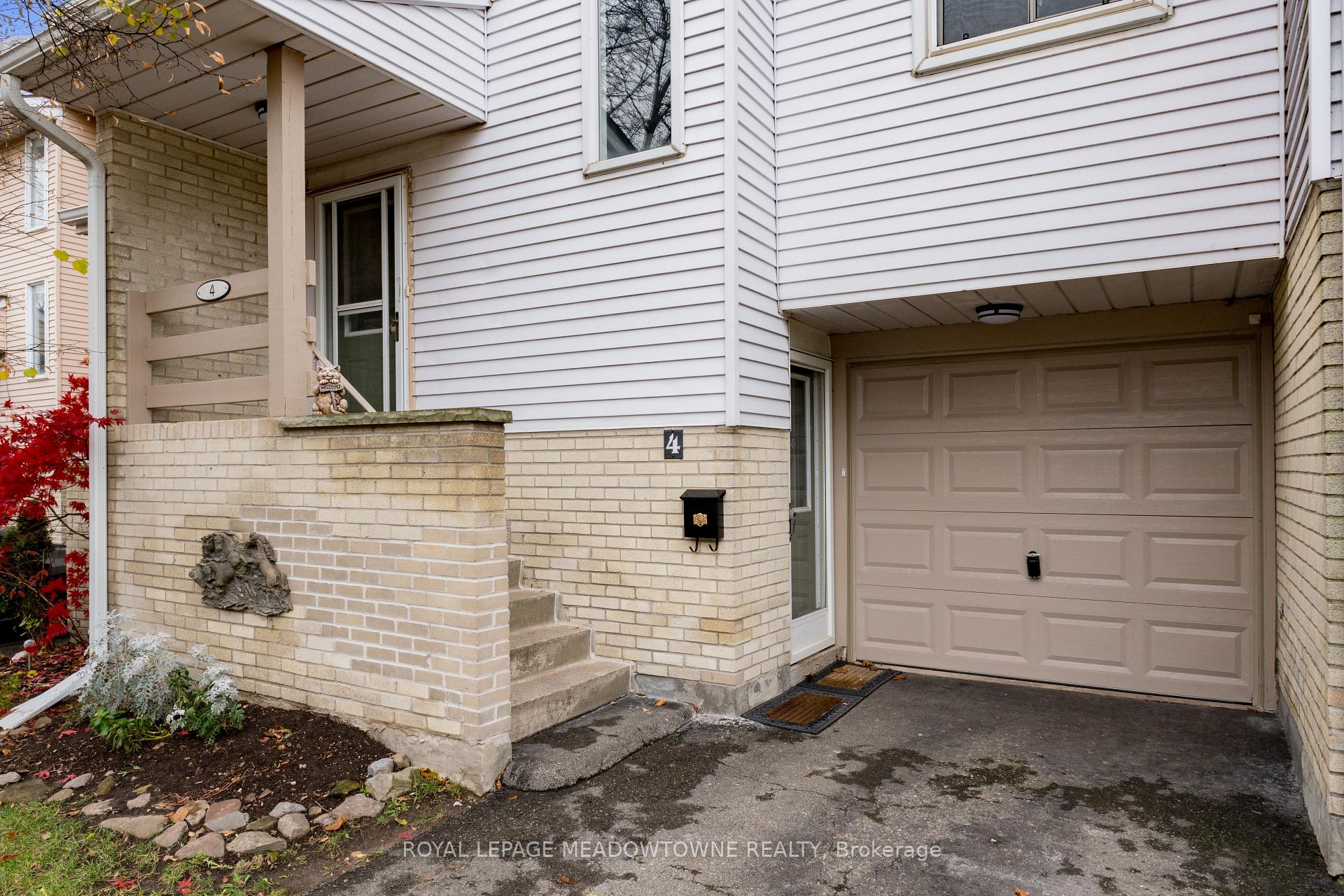 Photo 2 of 4 Lynden Circle, Halton Hills, Georgetown — HOMEH