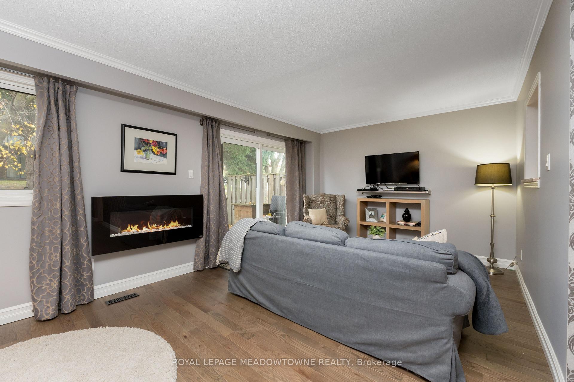 Photo 8 of 4 Lynden Circle, Halton Hills, Georgetown — HOMEH
