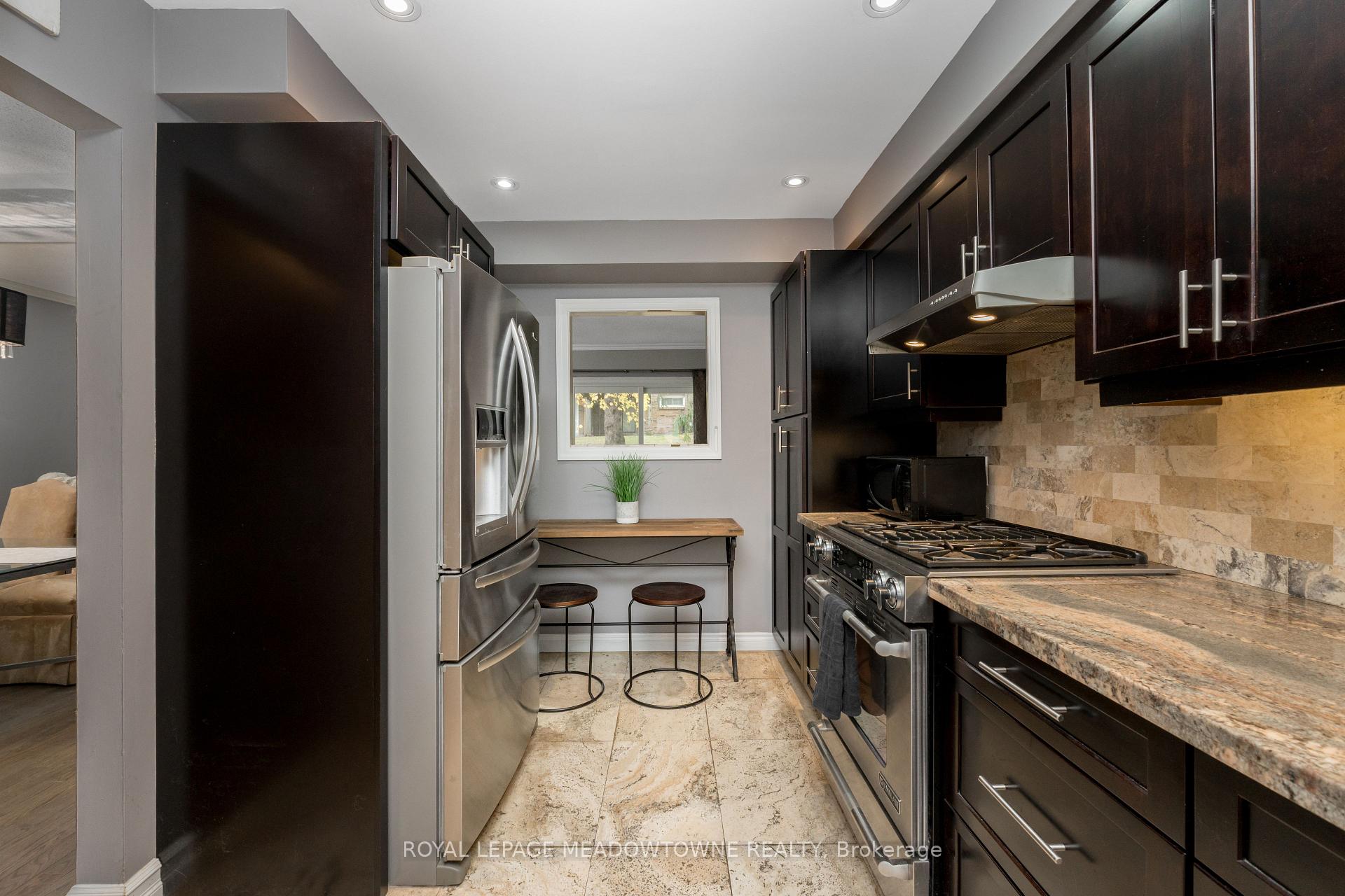 Photo 14 of 4 Lynden Circle, Halton Hills, Georgetown — HOMEH