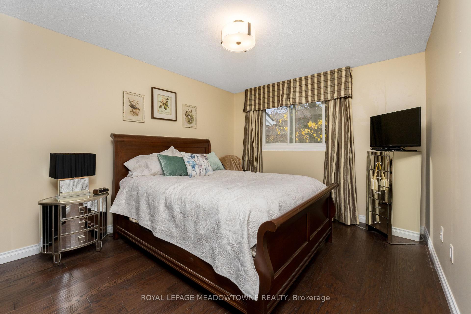 Photo 21 of 4 Lynden Circle, Halton Hills, Georgetown — HOMEH