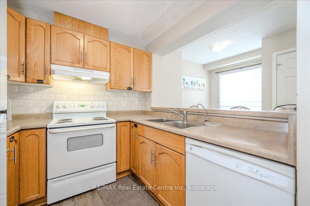 Photo 6 of Unit 15, 142 York Road, Guelph, St. Patrick's Ward — HOMEH