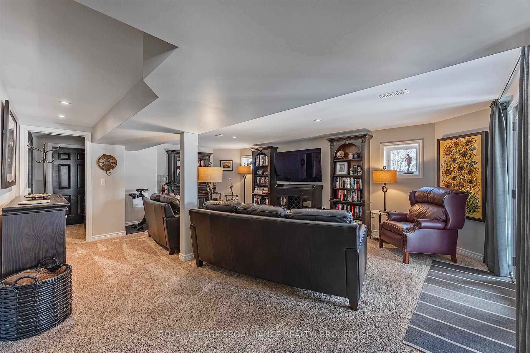 Photo 34 of 700 Newmarket Lane, Kingston, Rideau — HOMEH
