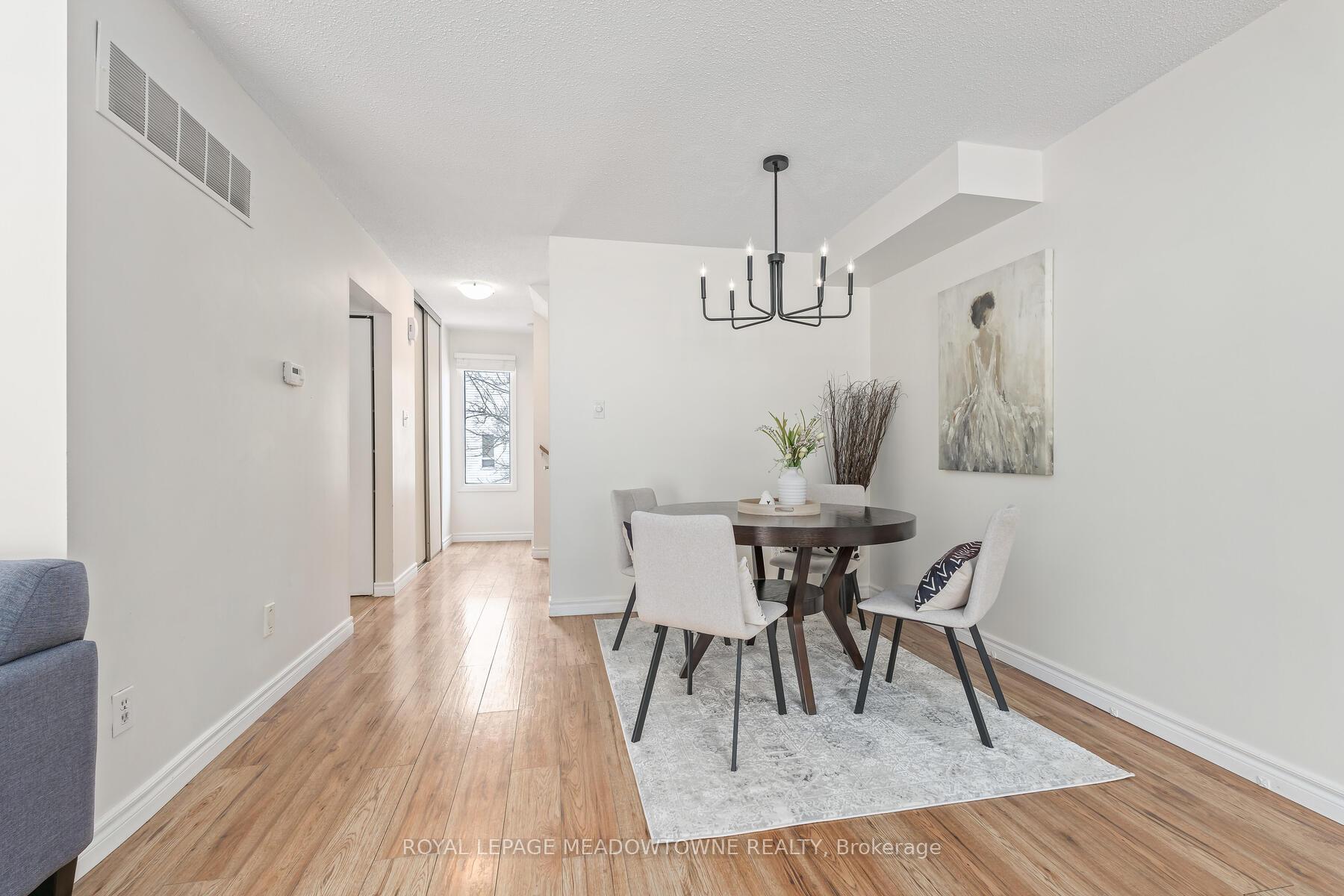 Photo 4 of 16 Lynden Circle, Halton Hills, Georgetown — HOMEH