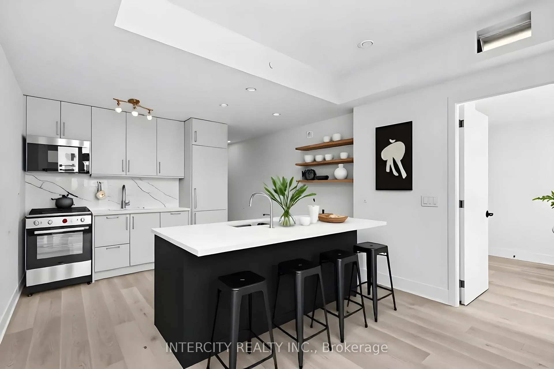 Photo 4 of Unit 415, 2075 King Road, King, King City — HOMEH