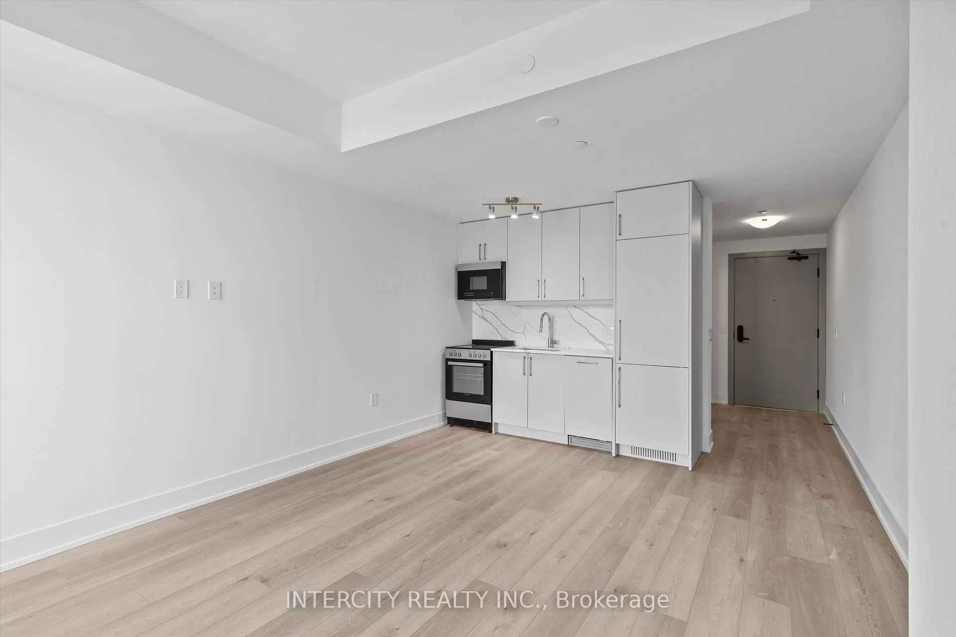 Photo 5 of Unit 415, 2075 King Road, King, King City — HOMEH
