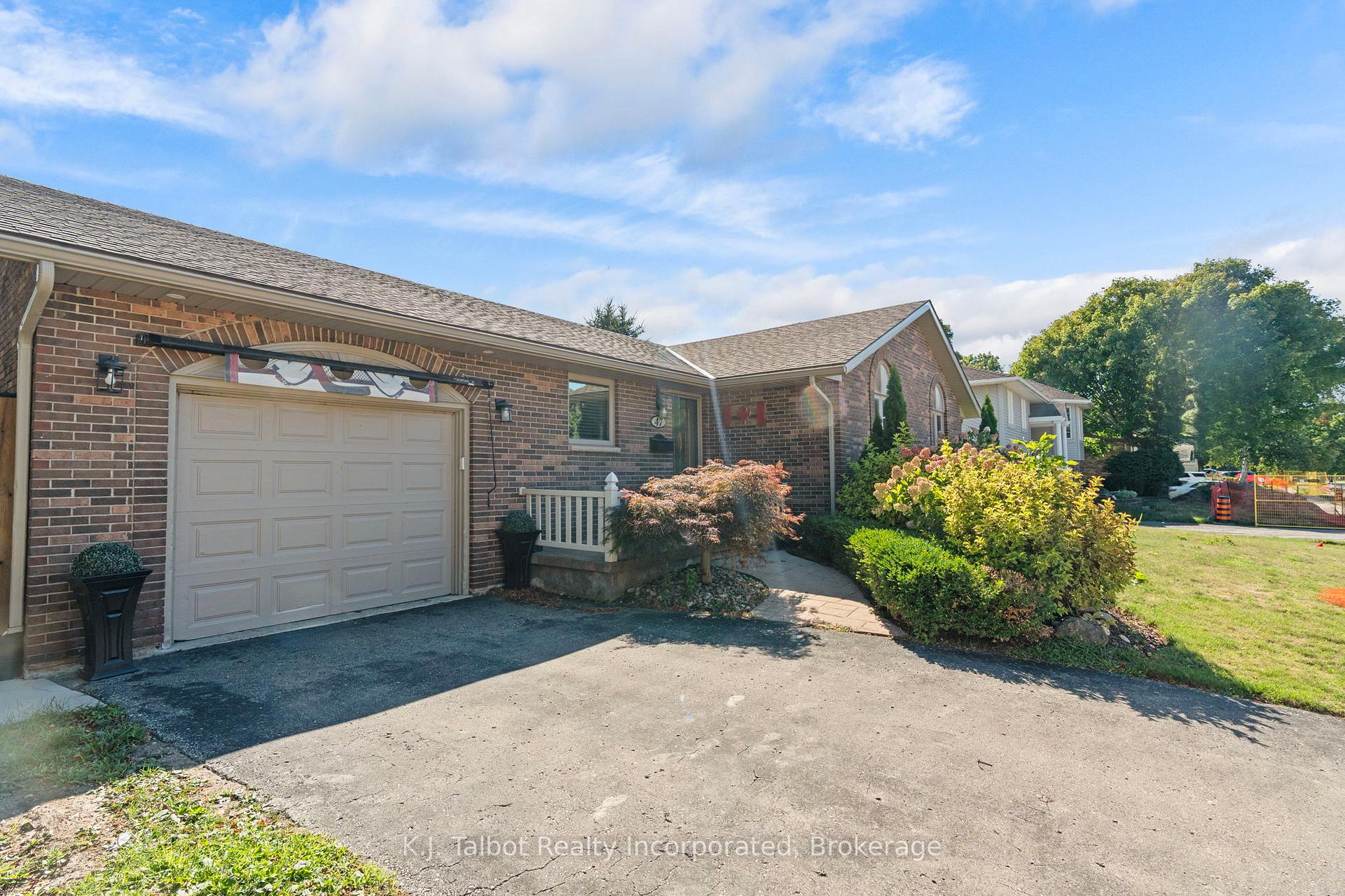 Photo 2 of 47 Suncoast Drive W, Goderich, Goderich (Town) — HOMEH