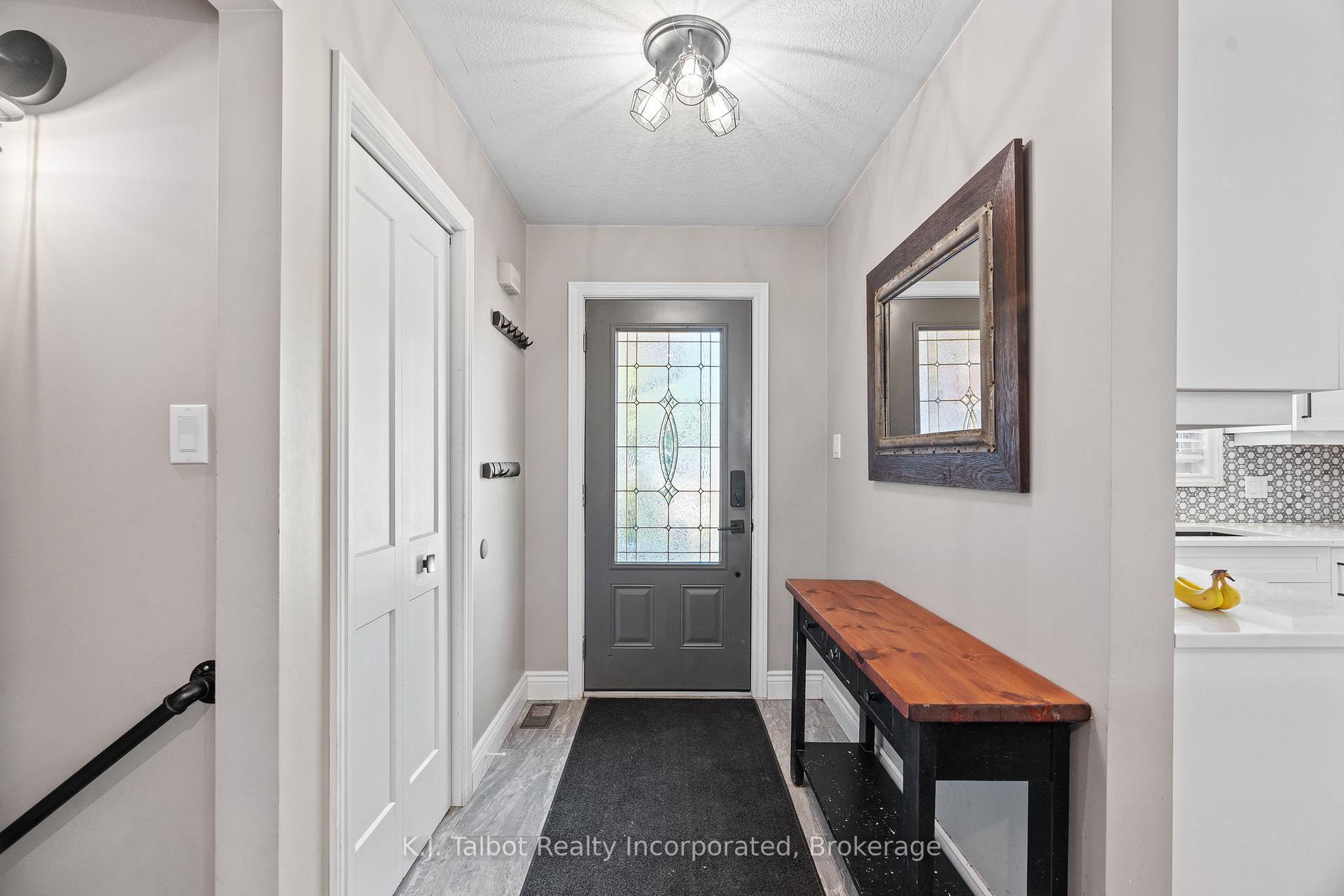Photo 5 of 47 Suncoast Drive W, Goderich, Goderich (Town) — HOMEH